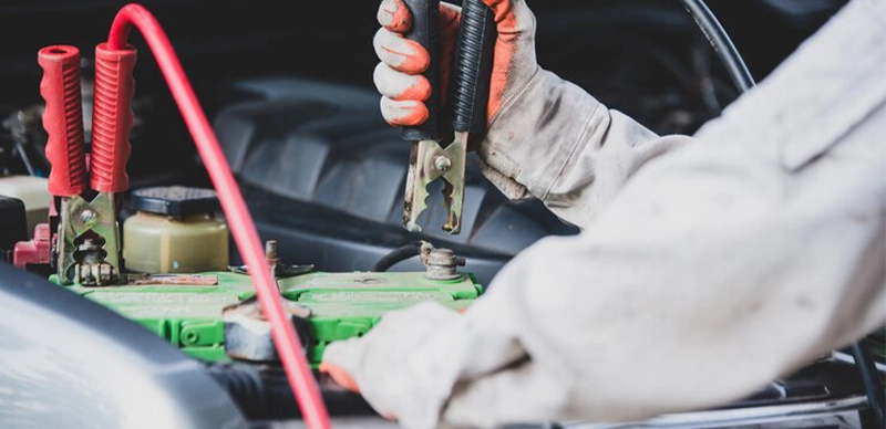 علت روشن شدن همزمان چراغ باتری و ترمز دستی