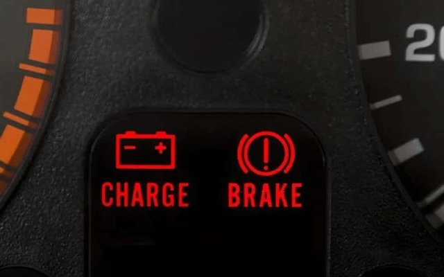 روشن شدن همزمان چراغ باتری و ترمز دستی