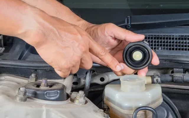 کف کردن روغن ترمز ماشین